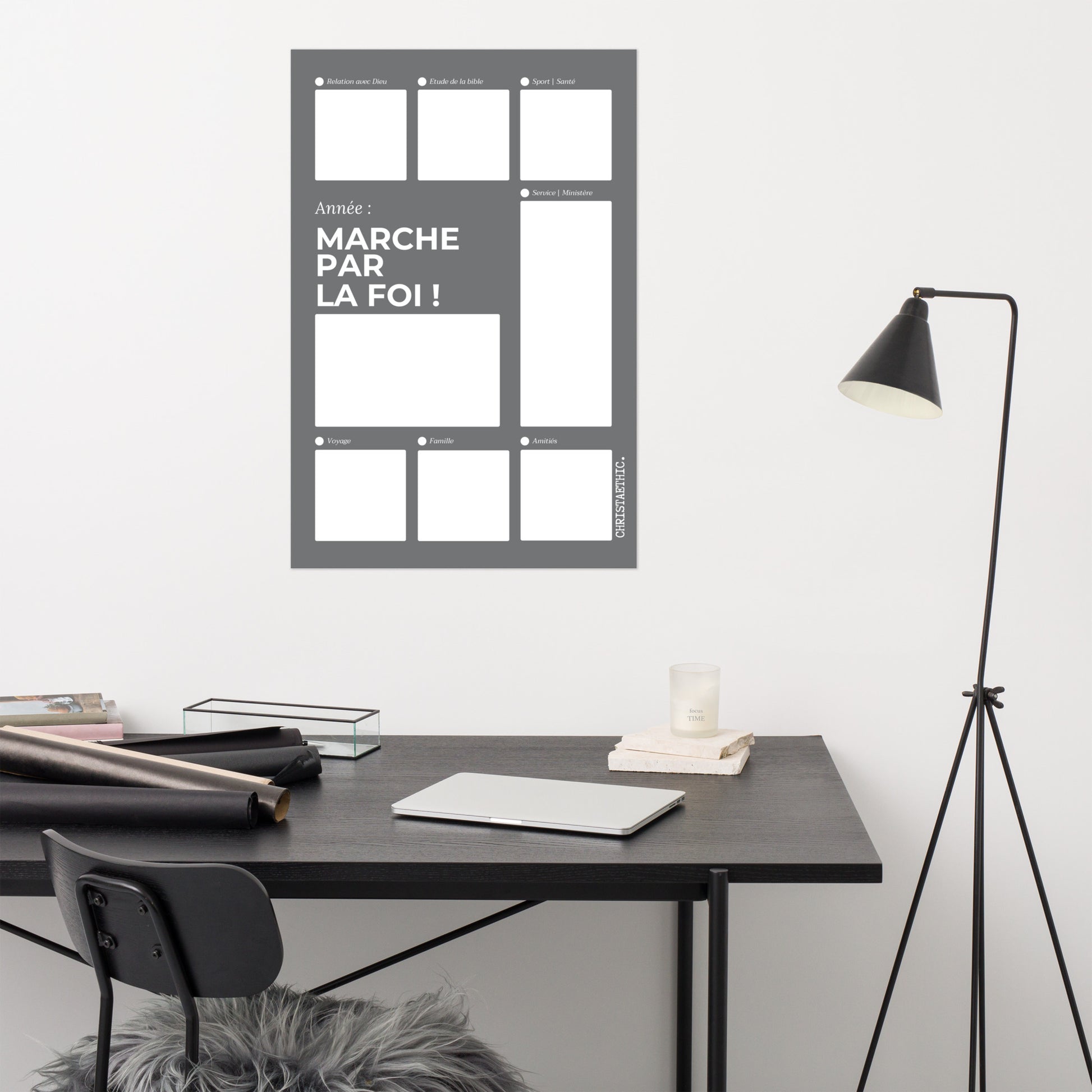 Poster en papier mat de qualité musée intitulé "MARCHE PAR LA FOI !". Le poster présente un tableau de prière avec plusieurs sections pour la méditation biblique et la spiritualité .
