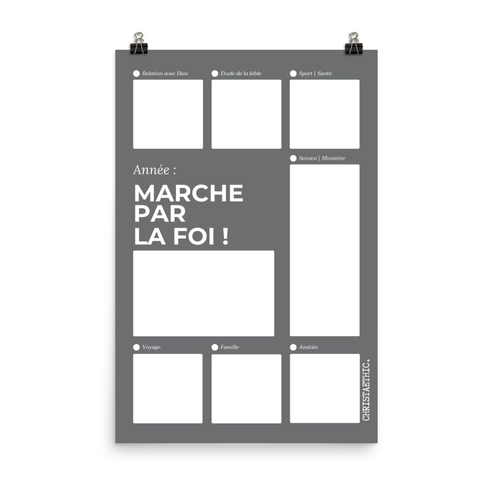 Poster en papier mat de qualité musée intitulé "MARCHE PAR LA FOI !". Le poster présente un tableau de prière avec plusieurs sections pour la méditation biblique et la spiritualité .